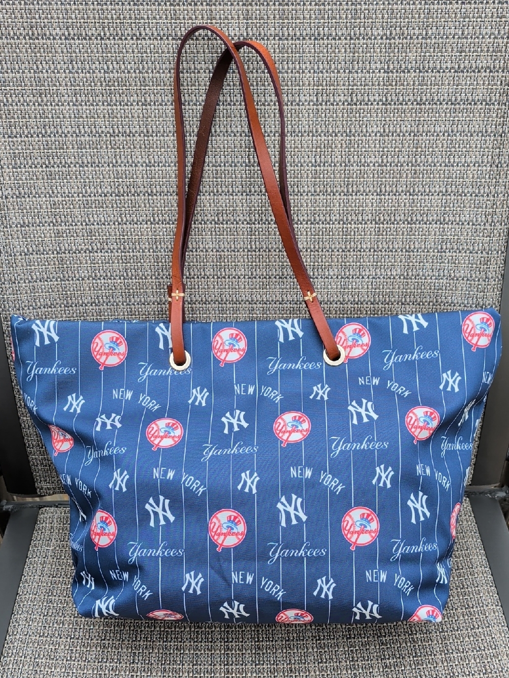 Dooney & Bourke x MLB New York Yankees Zip Top Tote NWOT ⚾⚾⚾ - Picture 3 of 8